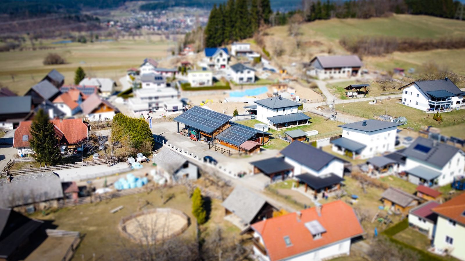 Goritschach aus der Luft, Wohnhäuser mit PV-Anlagen auf den Dächern
